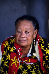 Archipel-des-Comores;-Femme-âgée;-France;-Kaleidos;-Kaleidos-images;-La-parole-à-limage;-Laurent-Abad;-Mayotte;-Océan-Indien;-Personnes;-Portrait;-Regard;-Stories-Pictures;-Vie-quotidienne;-Visage